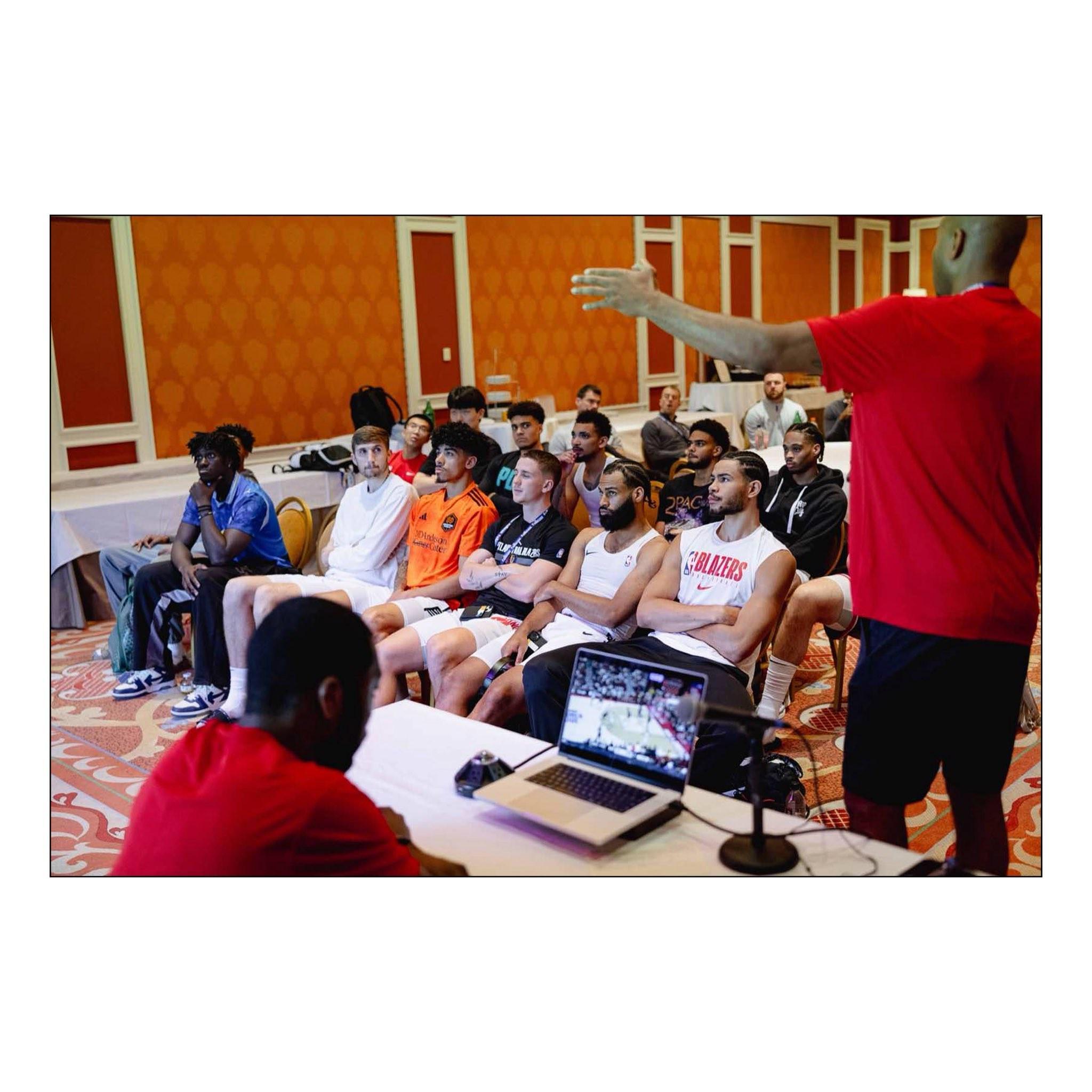 殷切期盼，开拓者官方晒杨瀚森与约基奇剪影同框照片