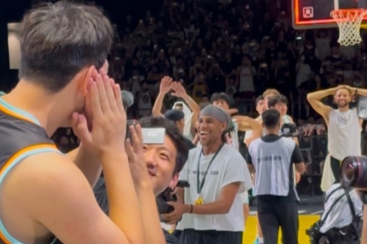 皇冠体育登陆首页-世纪名画！朱伟皓三分绝杀 对抱头的库里比出“晚安安”