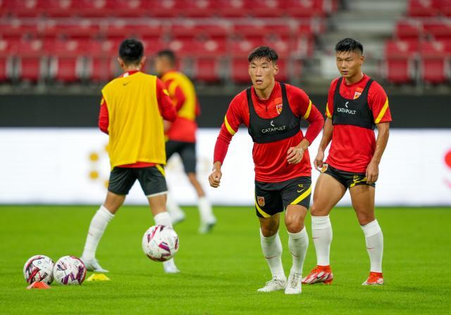 皇冠体育官网-国足业务课剖析如何逼抢日本 朱辰杰获主帅力挺